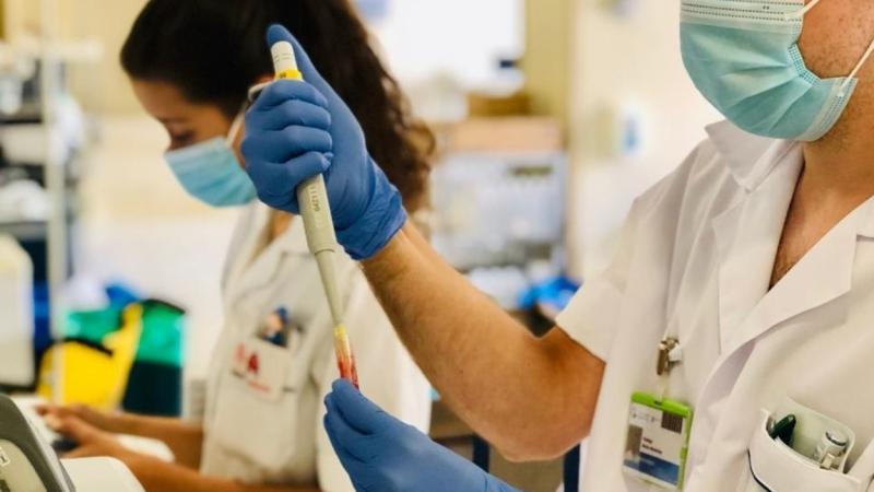 Imagen de investigadores en un hospital público. EP