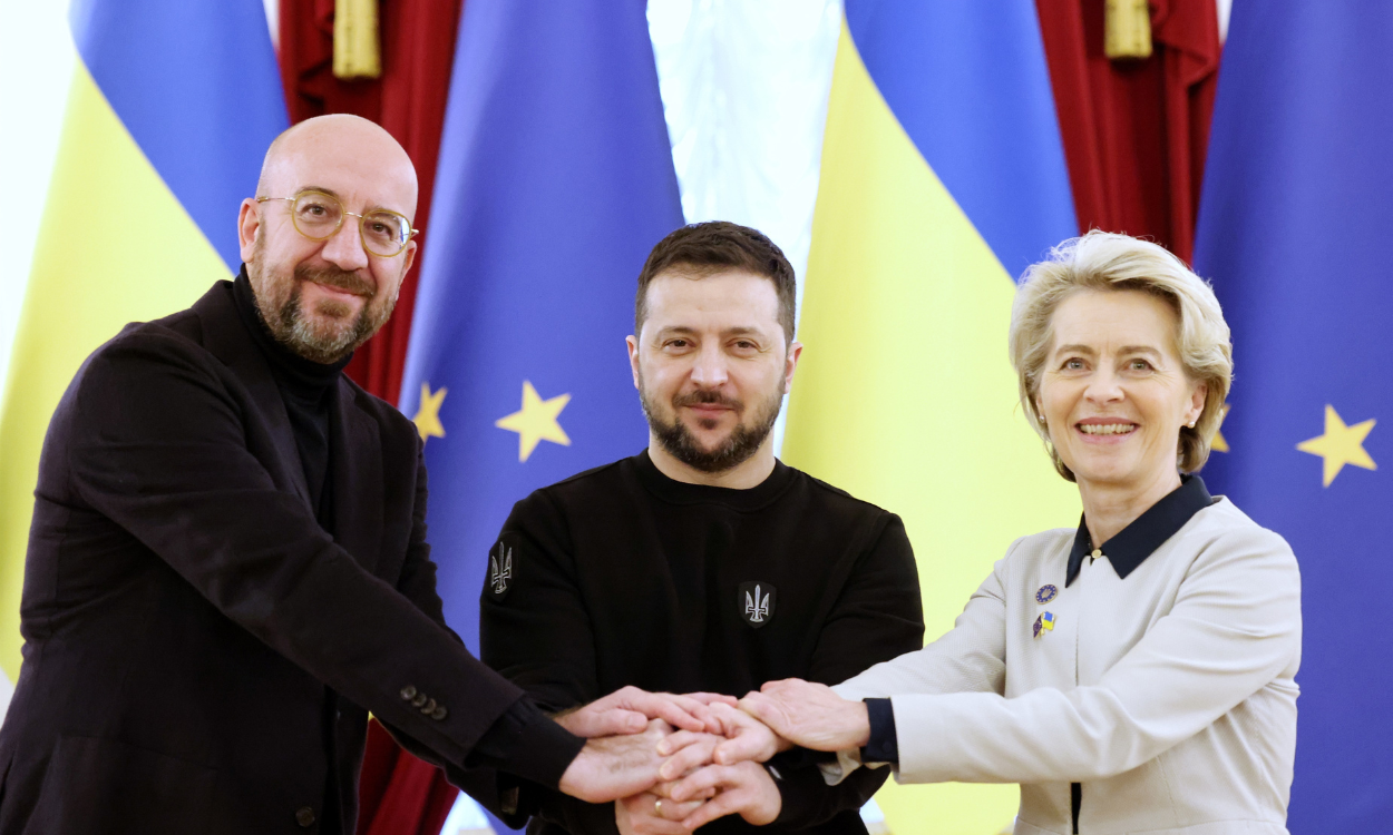Charles Michel, Volodimir Zelenski y Ursula Von der Leyen se saludan durante una reunión en Kiev | EP