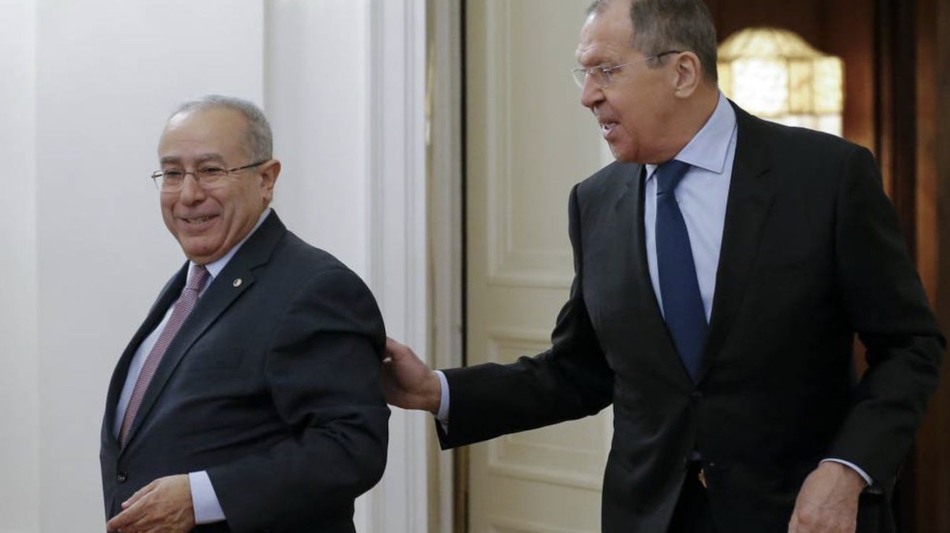 El ministro de Asuntos Exteriores de Argelia, Ramtane Lamamra, y el ministro de Relaciones Exteriores de Rusia, Sergey Lavrov