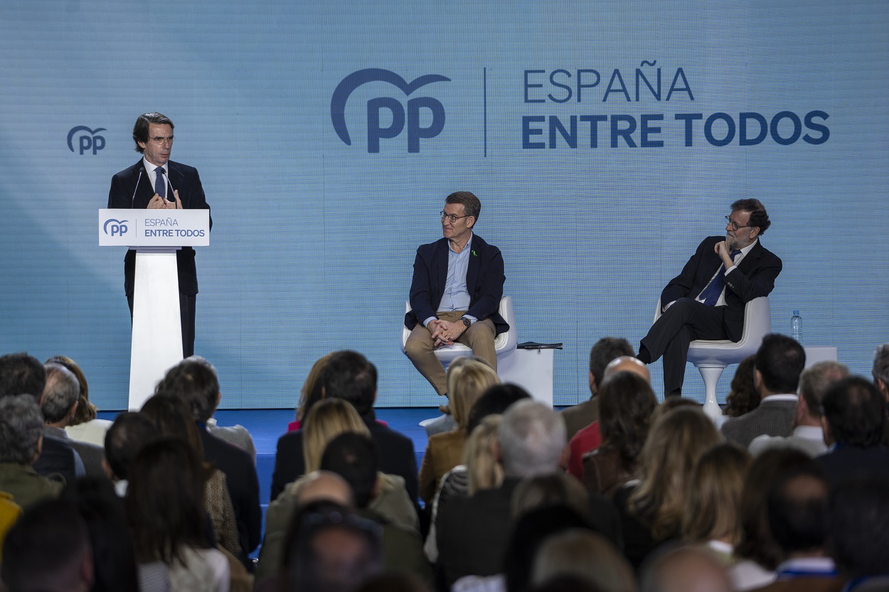 El expresidente del Gobierno, José María Aznar; el presidente del Partido Popular, Alberto Núñez Feijóo; y el expresidente del Gobierno, Mariano Rajoy, participan juntos en la 26 Intermunicipal del PP. EP.