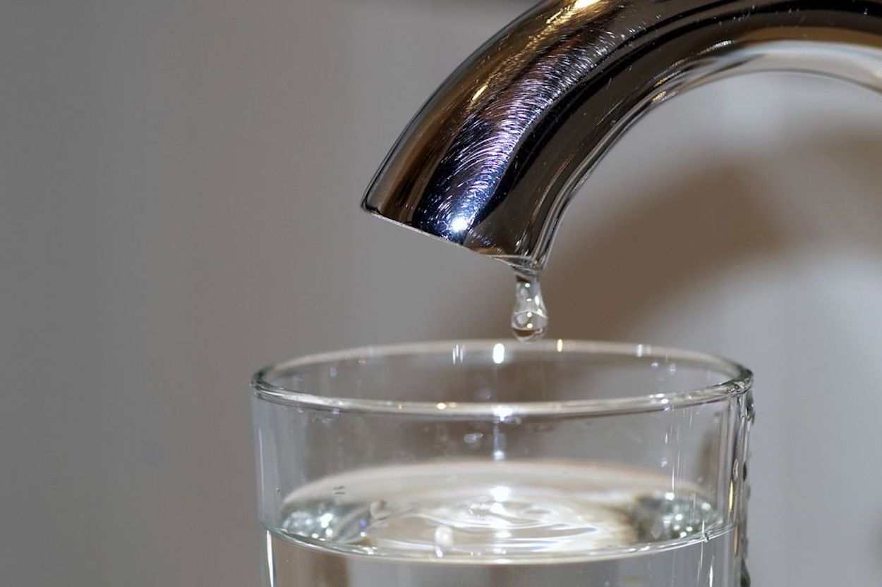 Una gota de agua saliendo de un grifo