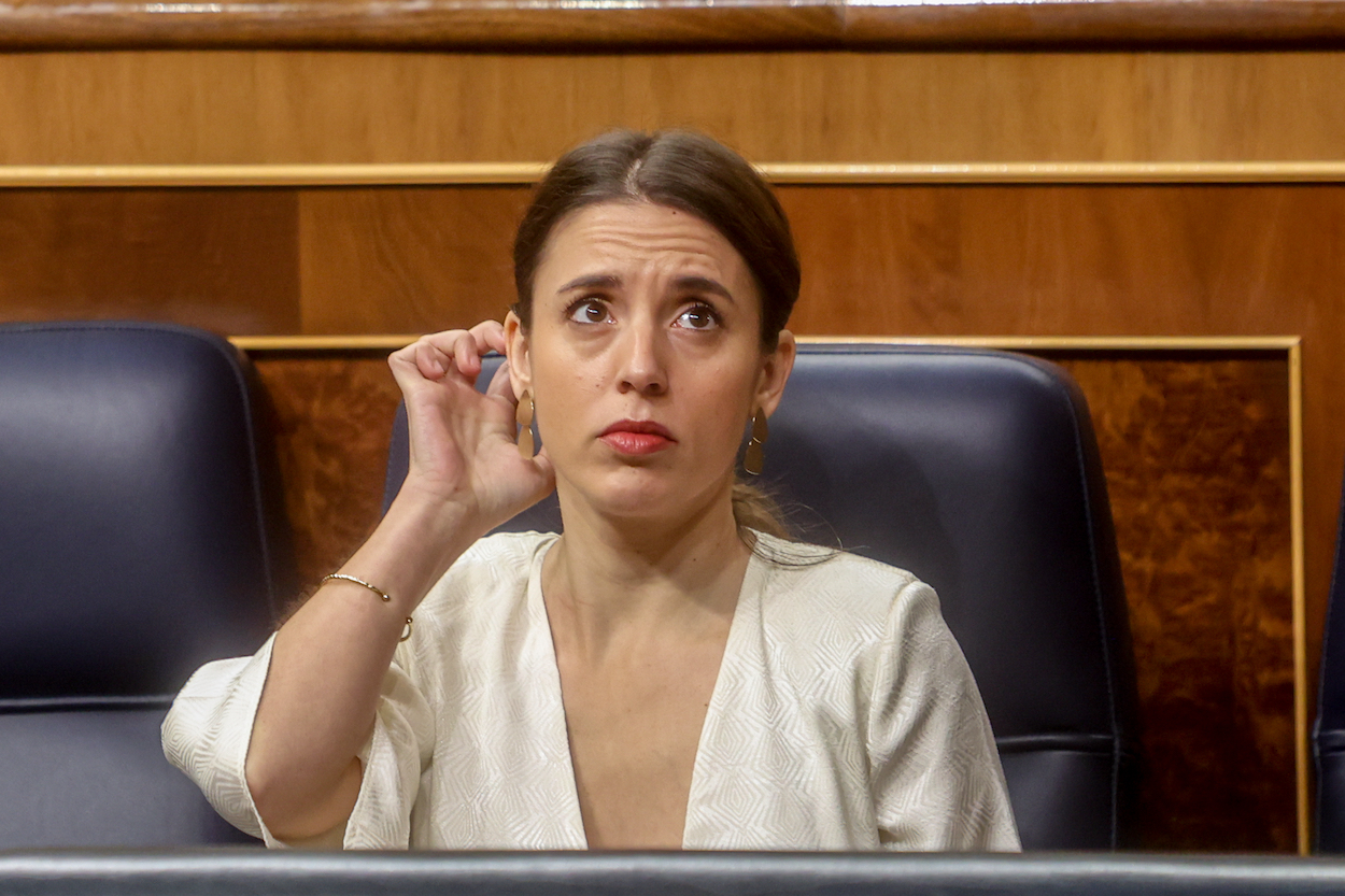 La ministra de Igualdad, Irene Montero, durante la sesión plenaria en el Congreso de los Diputados