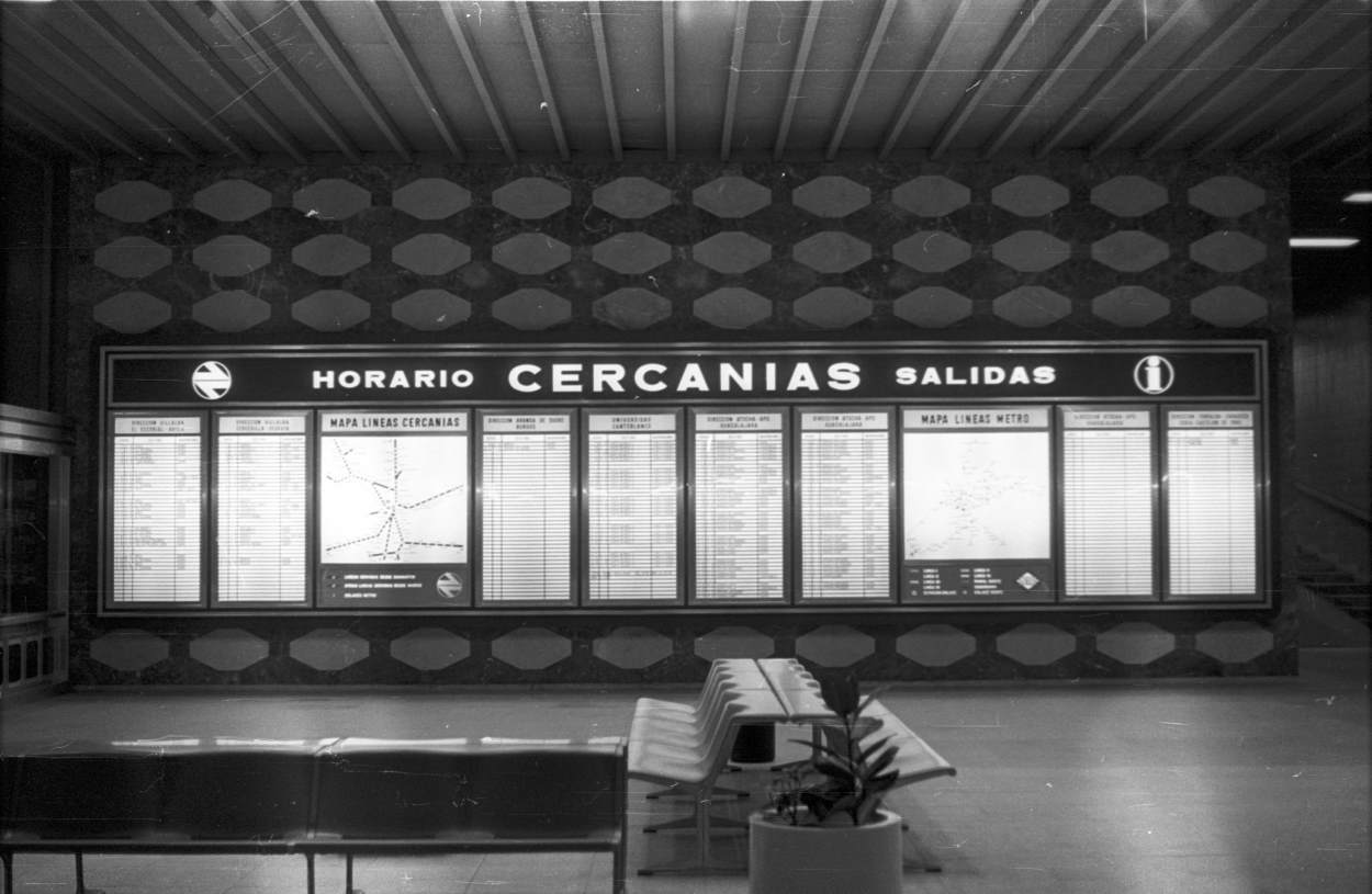 Vestíbulo antiguo de la estación de Chamartín con paneles de información de horarios de trenes y mapas de Cercanías (mayo 1977)