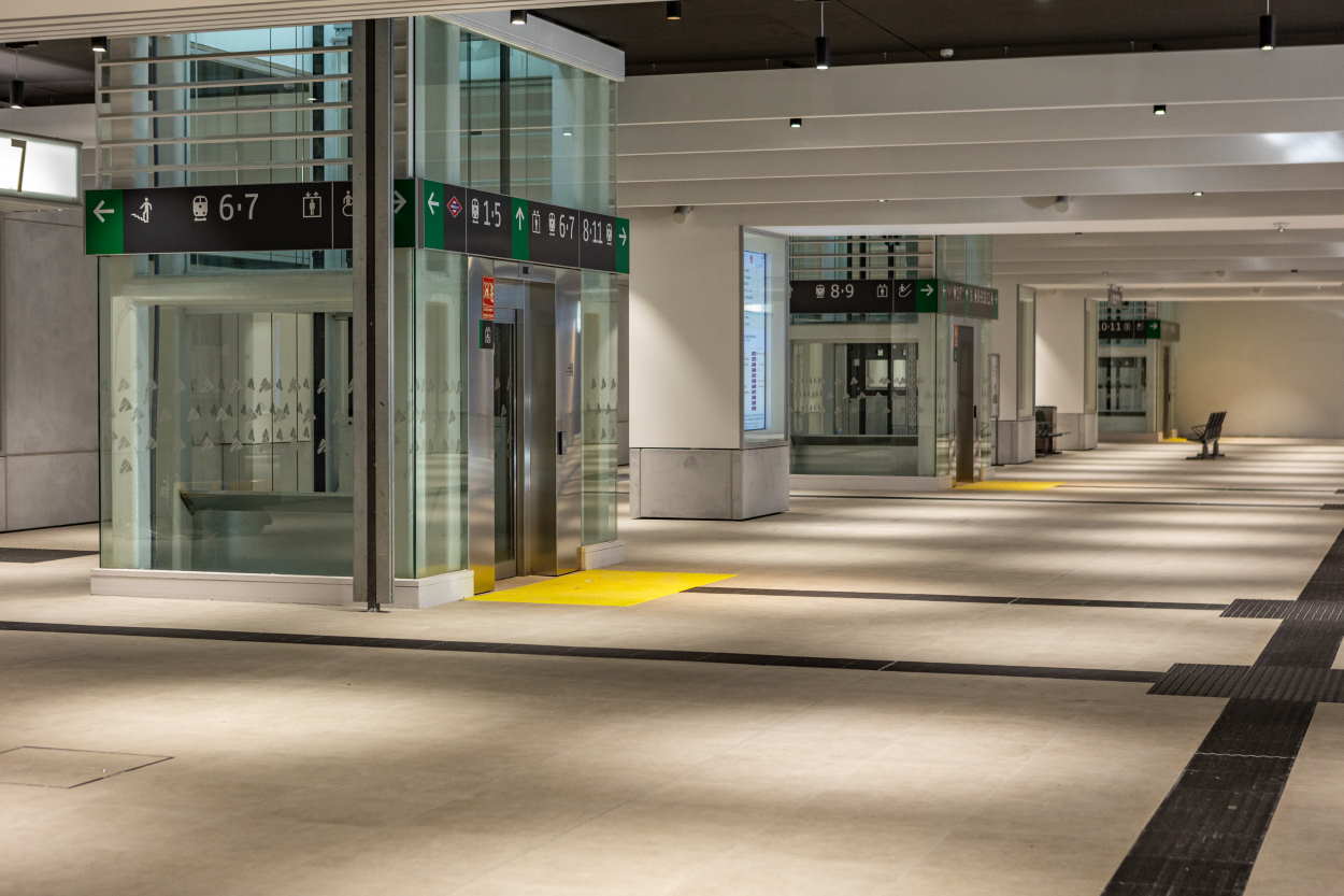 Ascensores que comunican el vestíbulo soterrado de Chamartín con la planta principal de la estación