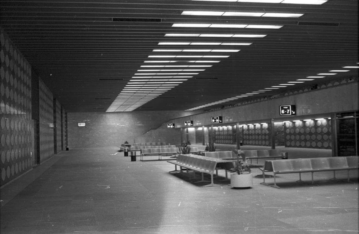 Antiguo vestíbulo de Chamartín con la entrada a las vías (mayo 1977)