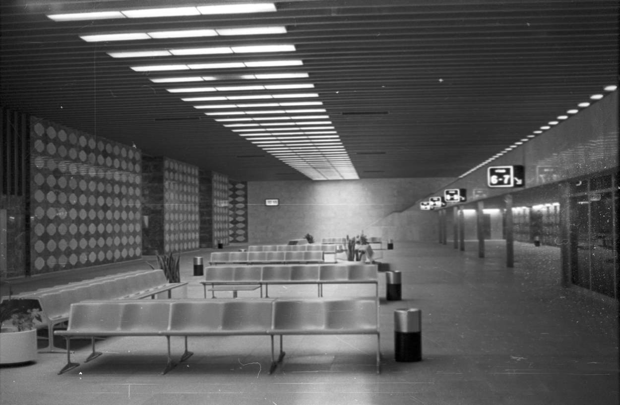 Parte del vestíbulo con bancos y accesos a las vías (mayo 1977)