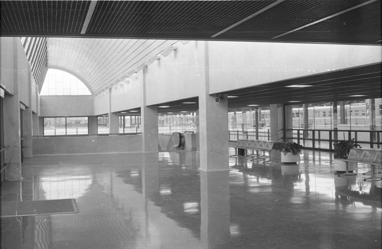 Vista del interior del edificio de viajeros de la antigua Chamartín (mayo 1977)