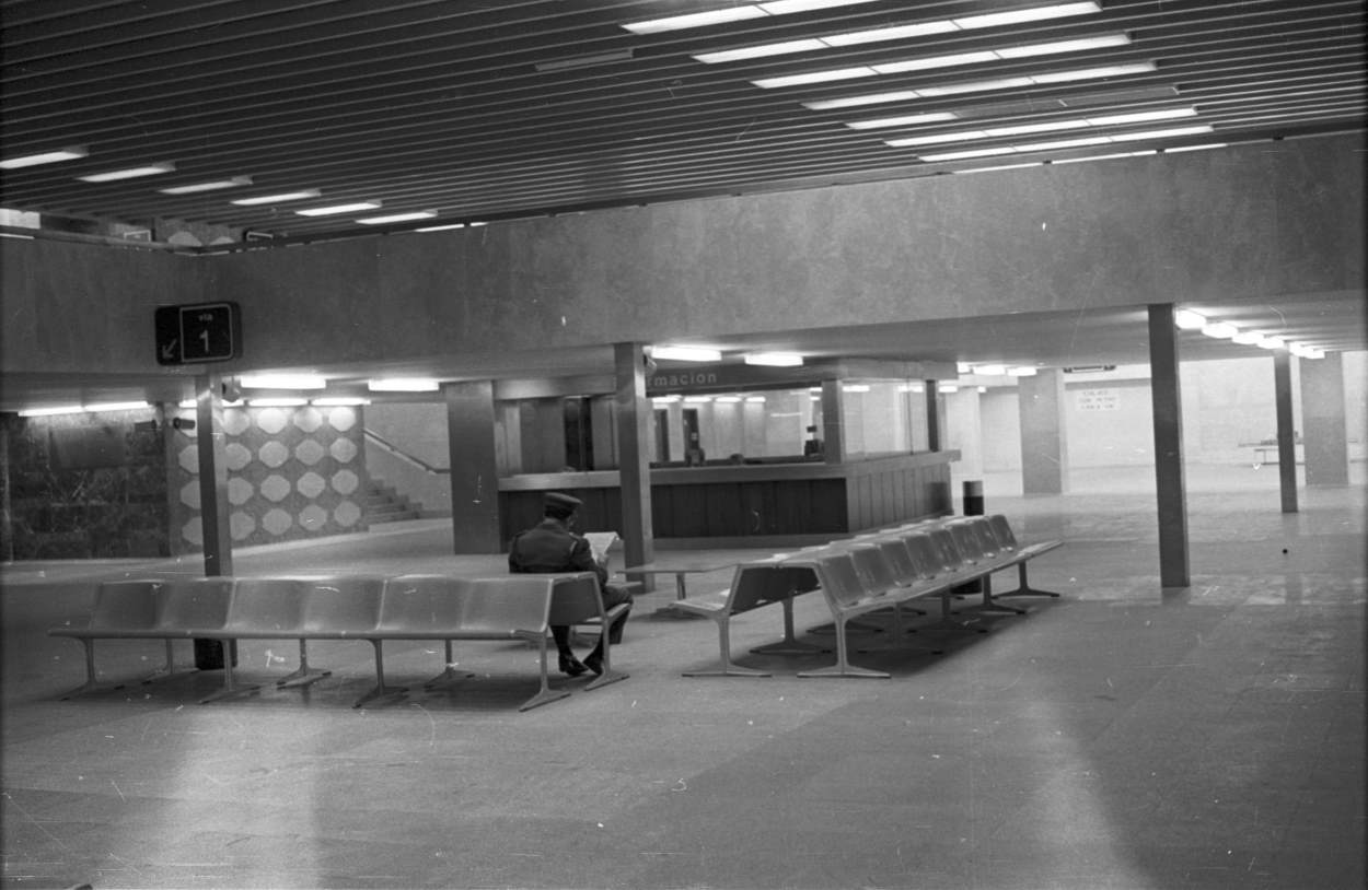 Taquilla de información en el antiguo vestíbulo de Chamartín (mayo 1977)