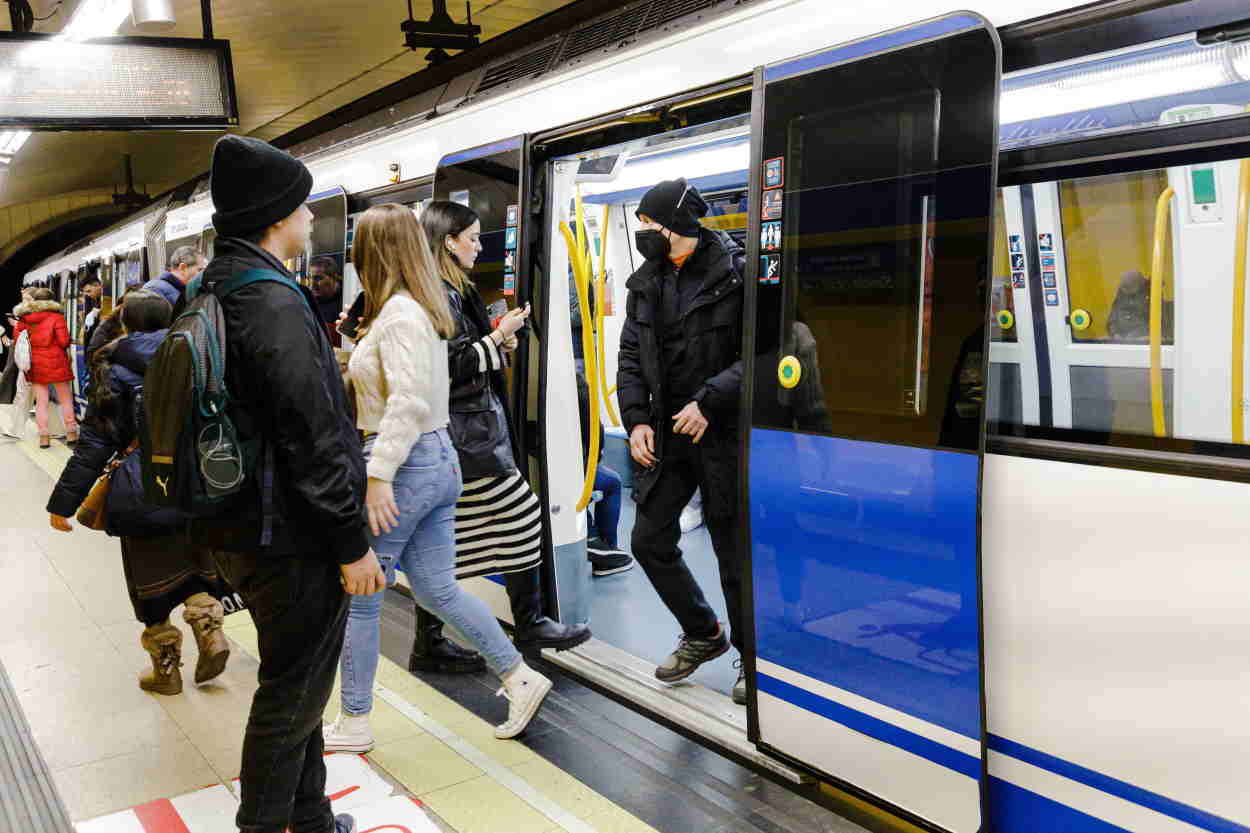 Personas suben y bajan del metro en una estación madrileña. EP.