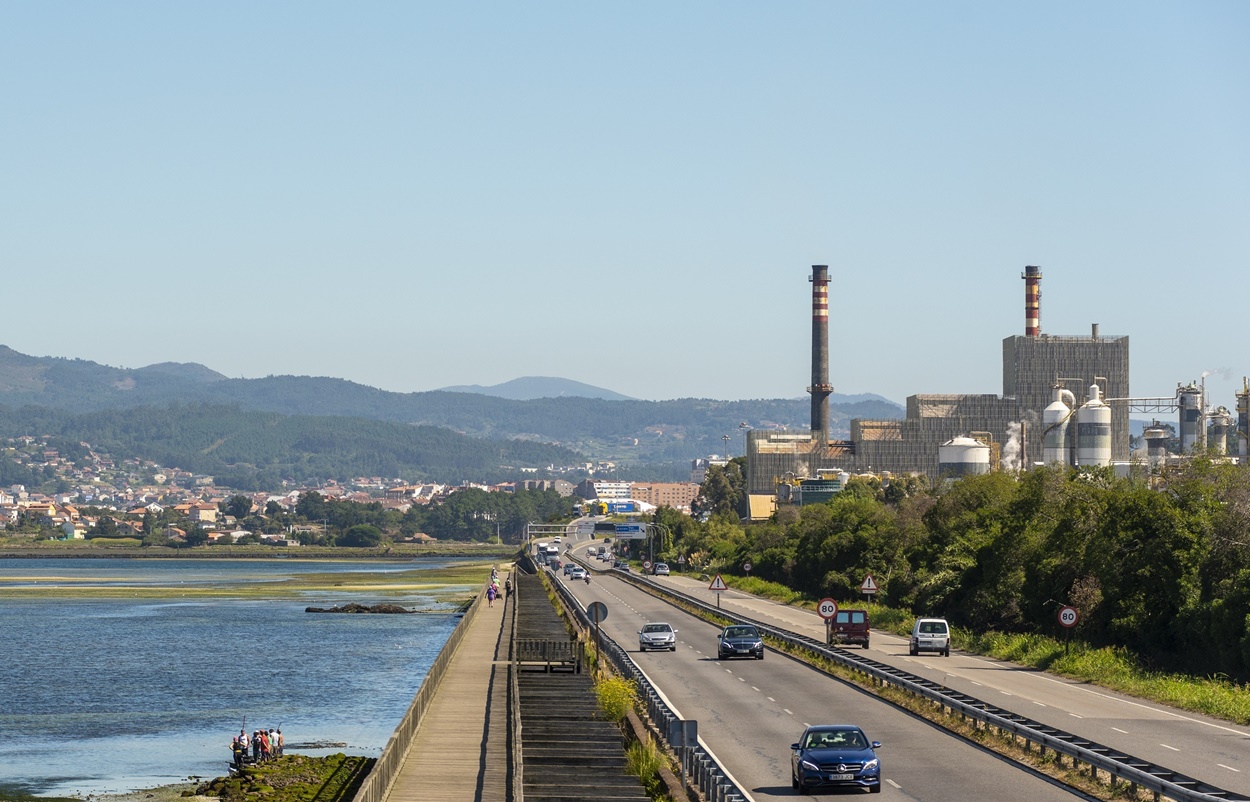 La planta de Ence en Pontevedra, en la imagen, vivirá mañana un día histórico (Foto: Europa Press / Archivo).