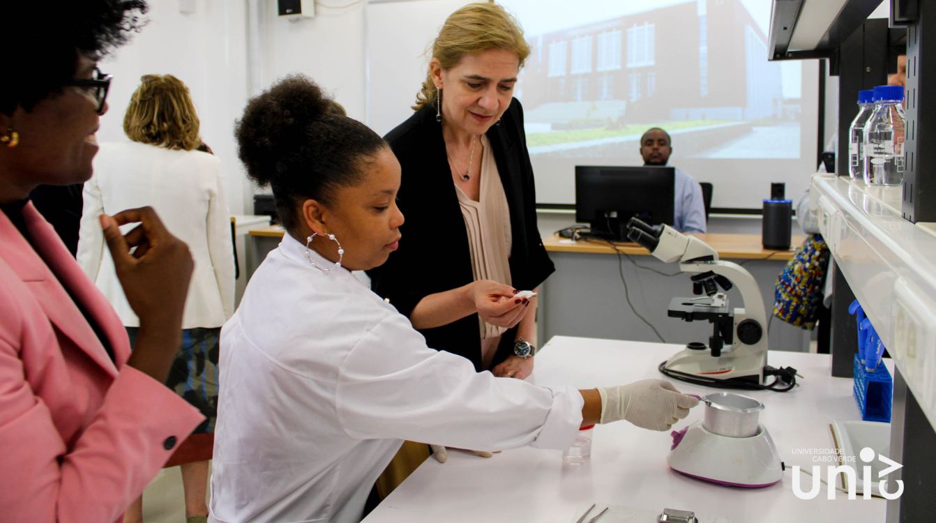 La Infanta Cristina durante la inauguración del laboratorio de histopatología en la Universidad de Cabo Verde © Universidad de Cabo Verde