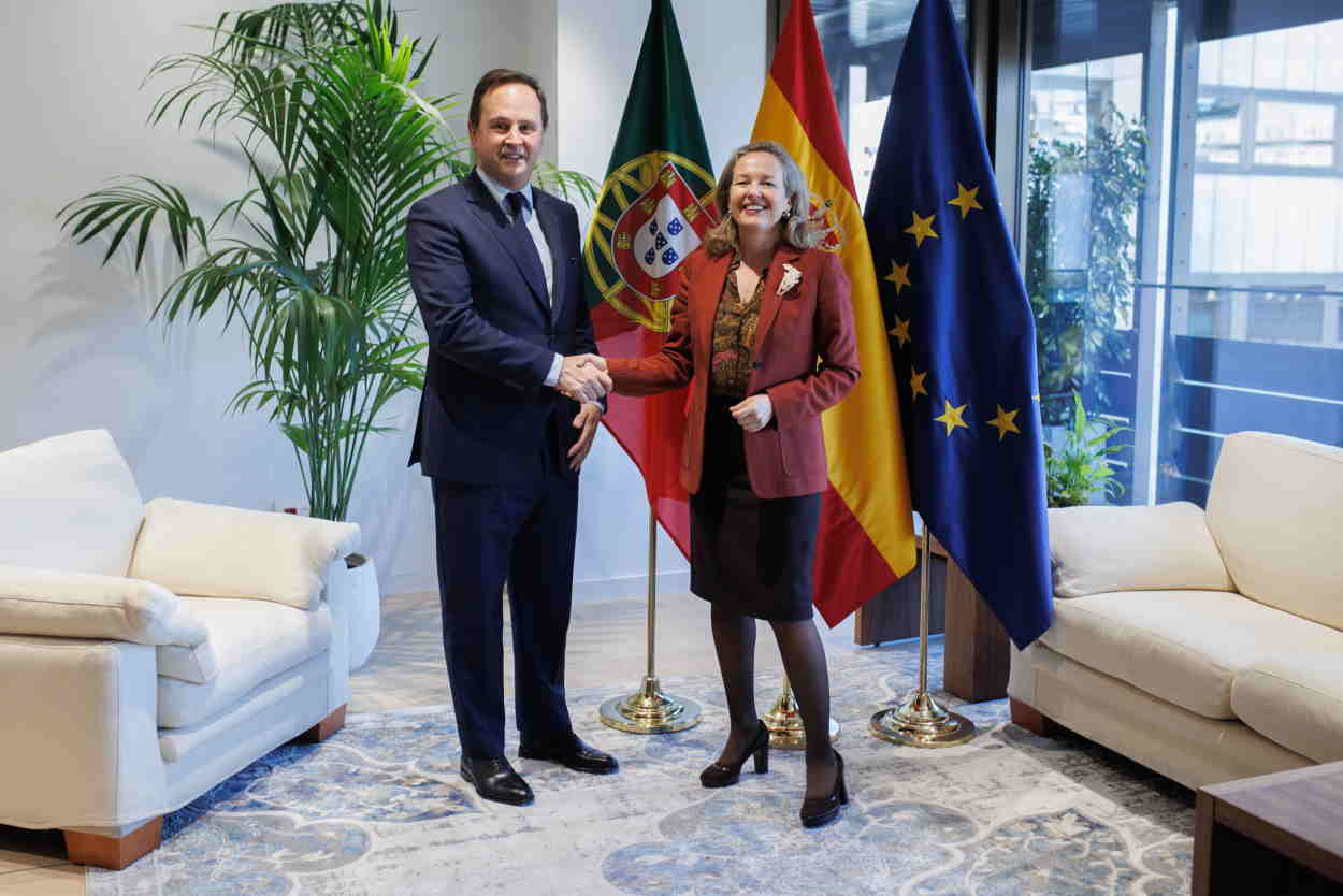 La vicepresidenta primera y ministra de Asuntos Económicos y Transformación Digital, Nadia Calviño, y el ministro de finanzas de Portugal, Fernando Medina. EP.