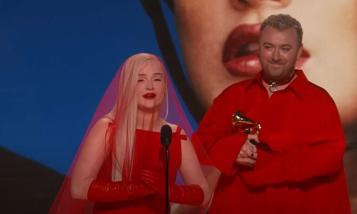 Kim Petras recogiendo el Grammy. Youtube.