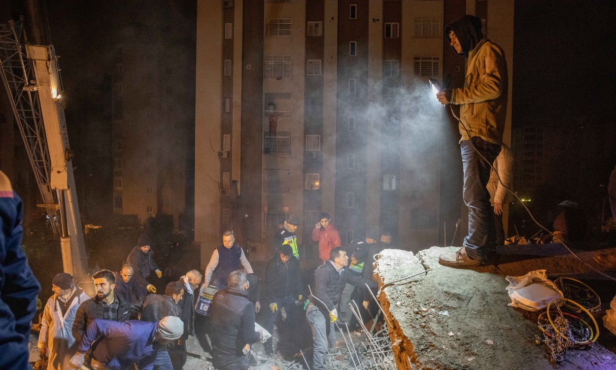 Personas en labores de rescate nocturno tras los terremotos en Turquía y Siria