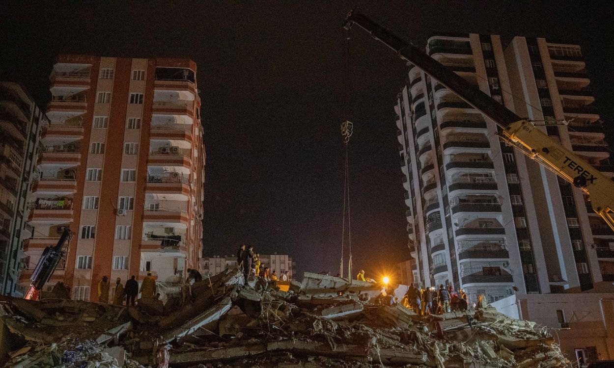 Labores de búsqueda y rescate en la zona de un edificio derrumbado tras los terremotos en Turquía y Siria