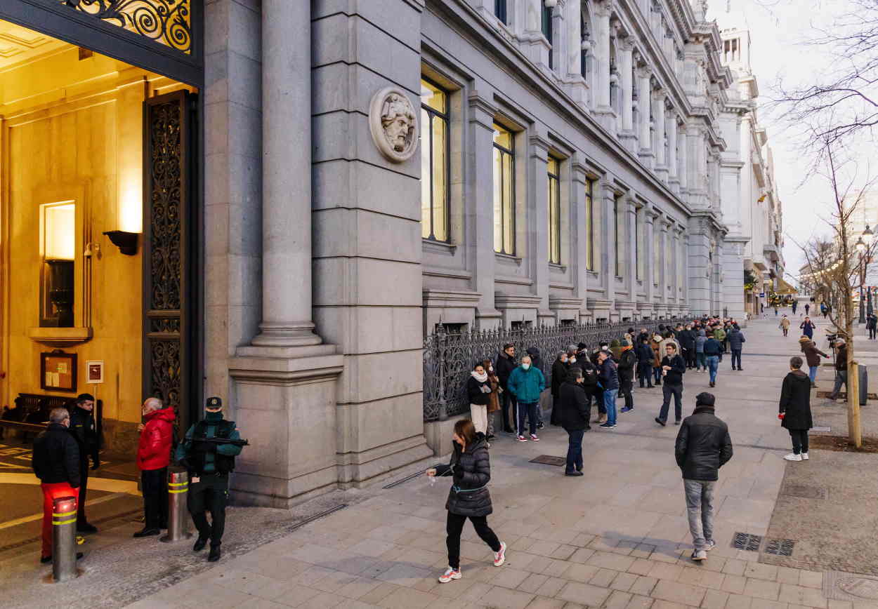 Varias personas hacen cola para contratar Letras del Tesoro en el Banco de España en Madrid. EP