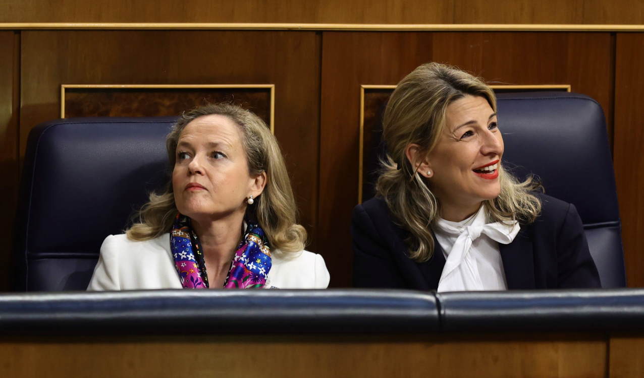 La vicepresidenta primera del Gobierno y ministra de Asuntos Económicos y Transformación Digital, Nadia Calviño, y la vicepresidenta segunda y ministra de Trabajo, Yolanda Díaz. EP.