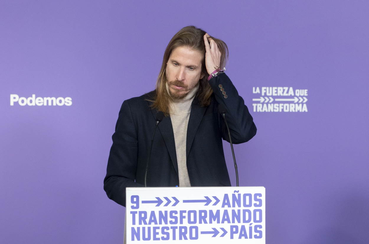 El portavoz de Podemos, Pablo Fernández, durante la rueda de prensa en la que ha anunciado la nueva propuesta. EP.