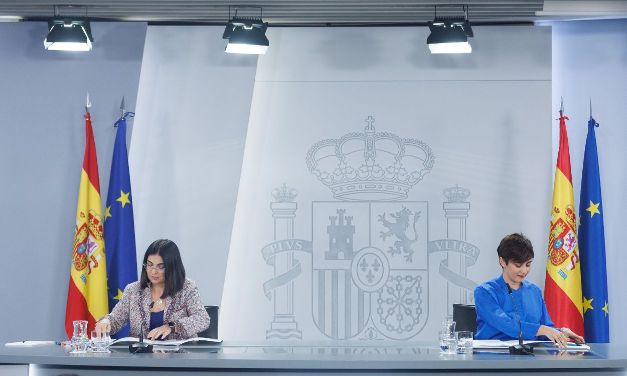 La ministra portavoz, Isabel Rodríguez, y la ministra de Sanidad, Carolina Darias, en rueda de prensa tras el Consejo de Ministros. EP.