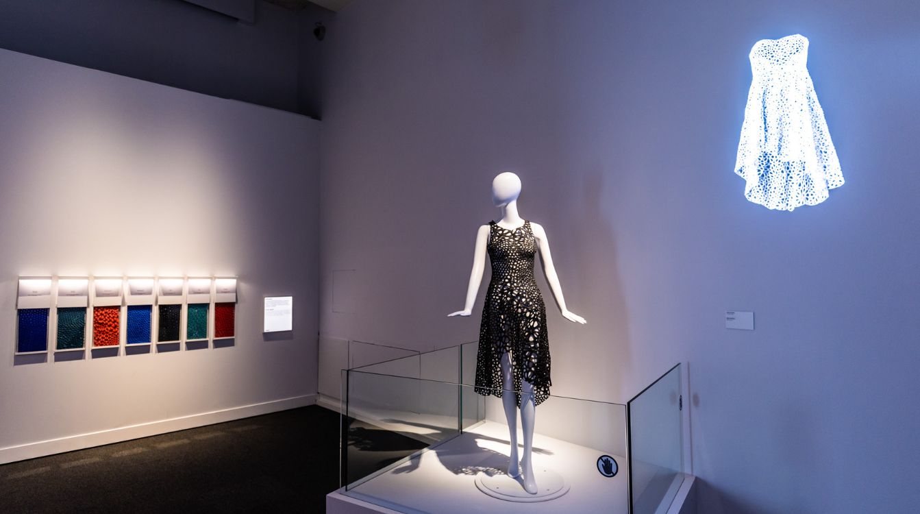 El vestido Kinematics es una de las piezas más llamativas de la exposición 'Print3D. Reimprimir la realidad'