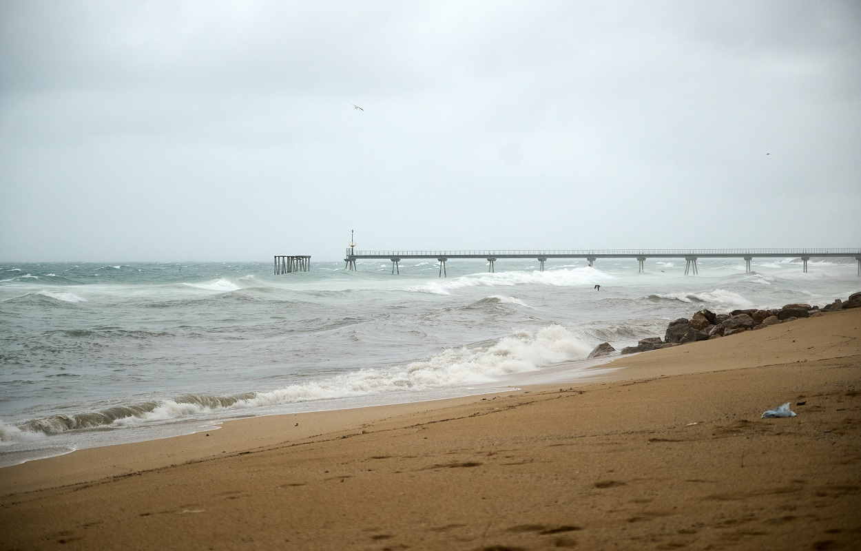 La playa de Badalona al paso del temporal. EP