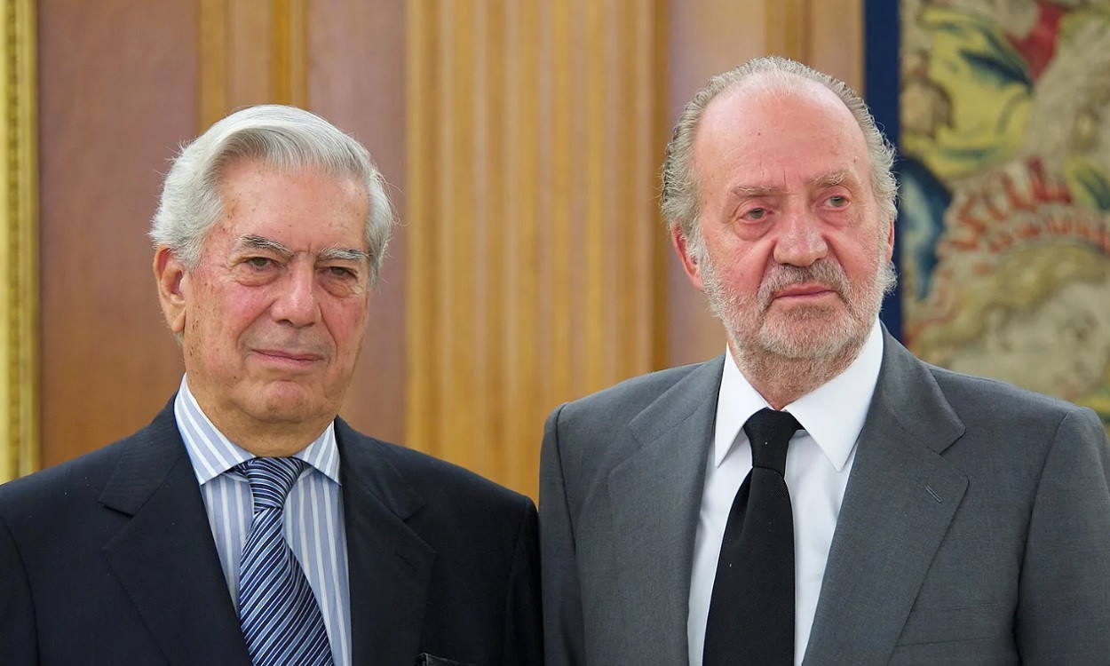 Mario Vargas Llosa y el rey Juan Carlos. Getty Images
