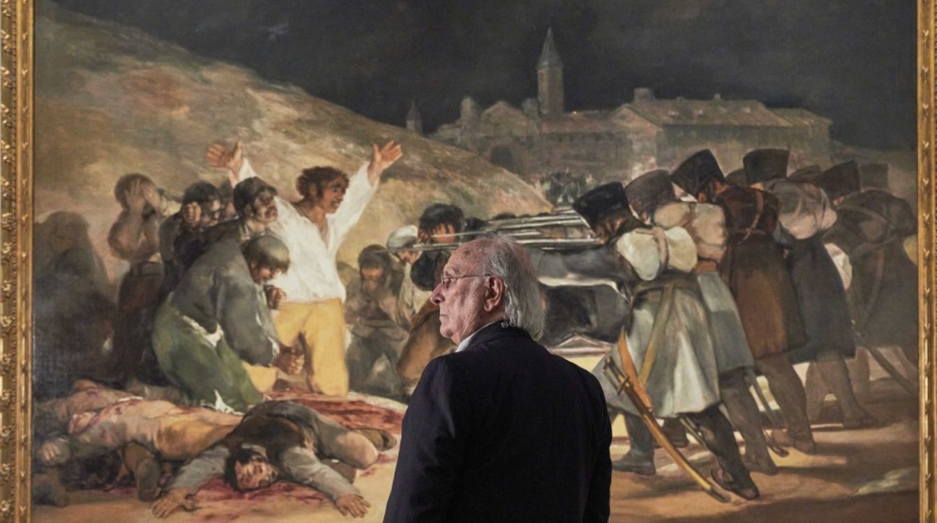 Carlos Saura frente a una pintura de Goya en el Museo del Prado