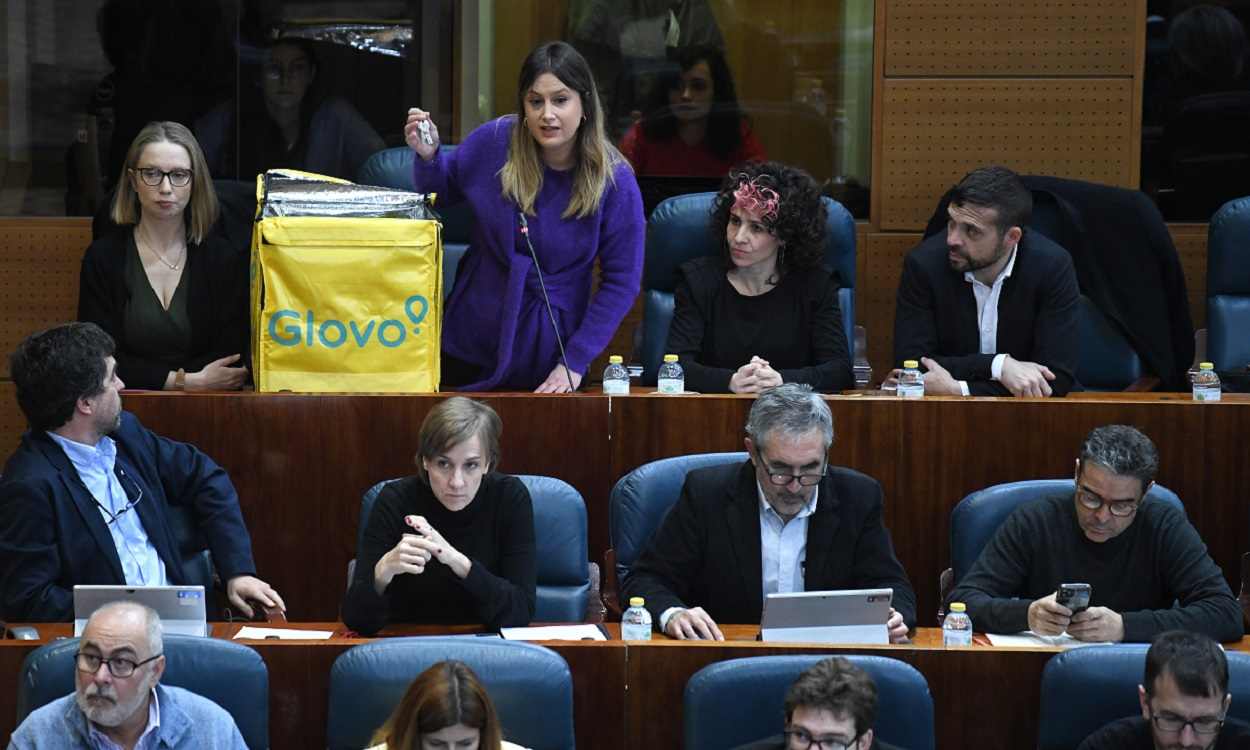 La portavoz de Unidas Podemos, Alejandra Jacinto, saca una mochila de Glovo en la Asamblea. EP