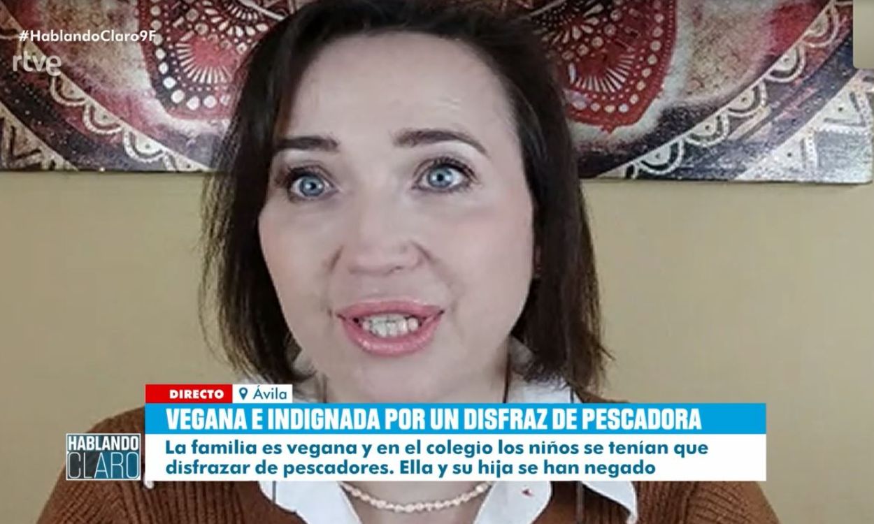 Rocío Cano, socióloga y vegana, indignada por la imposición del colegio de su hija de ir disfraza de pescadora. TVE