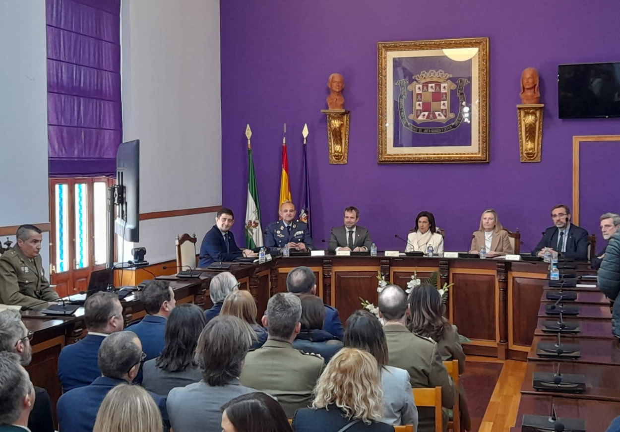 Momento de la firma del acuerdo, con el alcalde de Jaén, Julio Millán, y la ministra de Defensa, Margarita Robles, en el centro de la imagen.