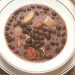 Alubias pintas con tocino y alitas de pollo empanadas