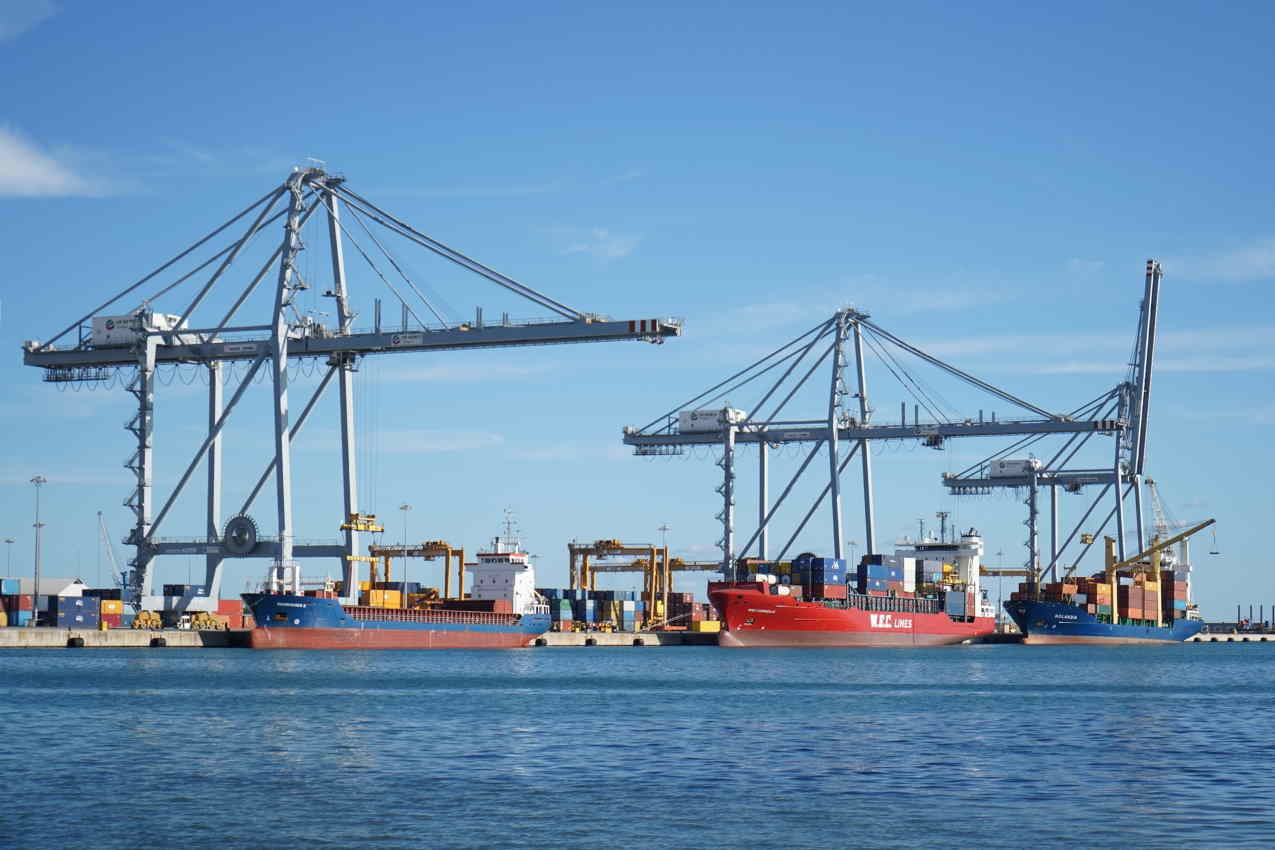 Barcos de contenedores en el Port de Tarragona, en una imagen de archivo.EP