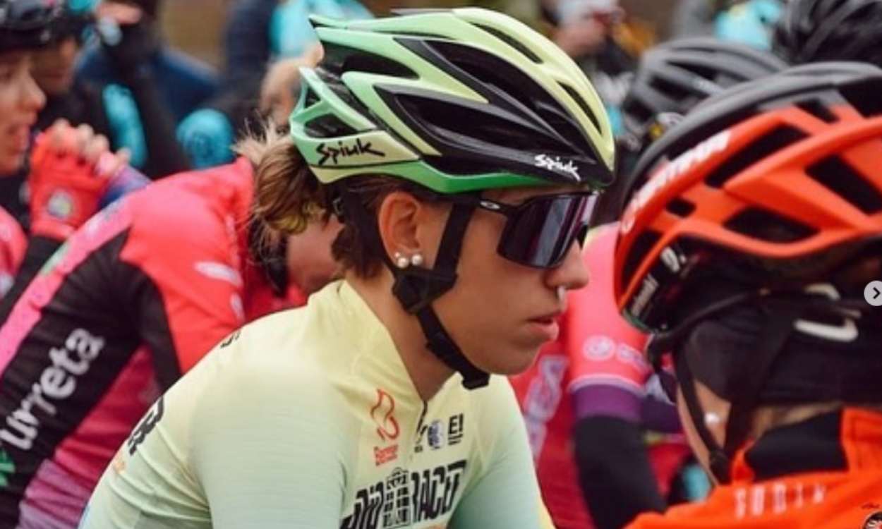 Estela Domínguez montando en bicicleta. Instagram