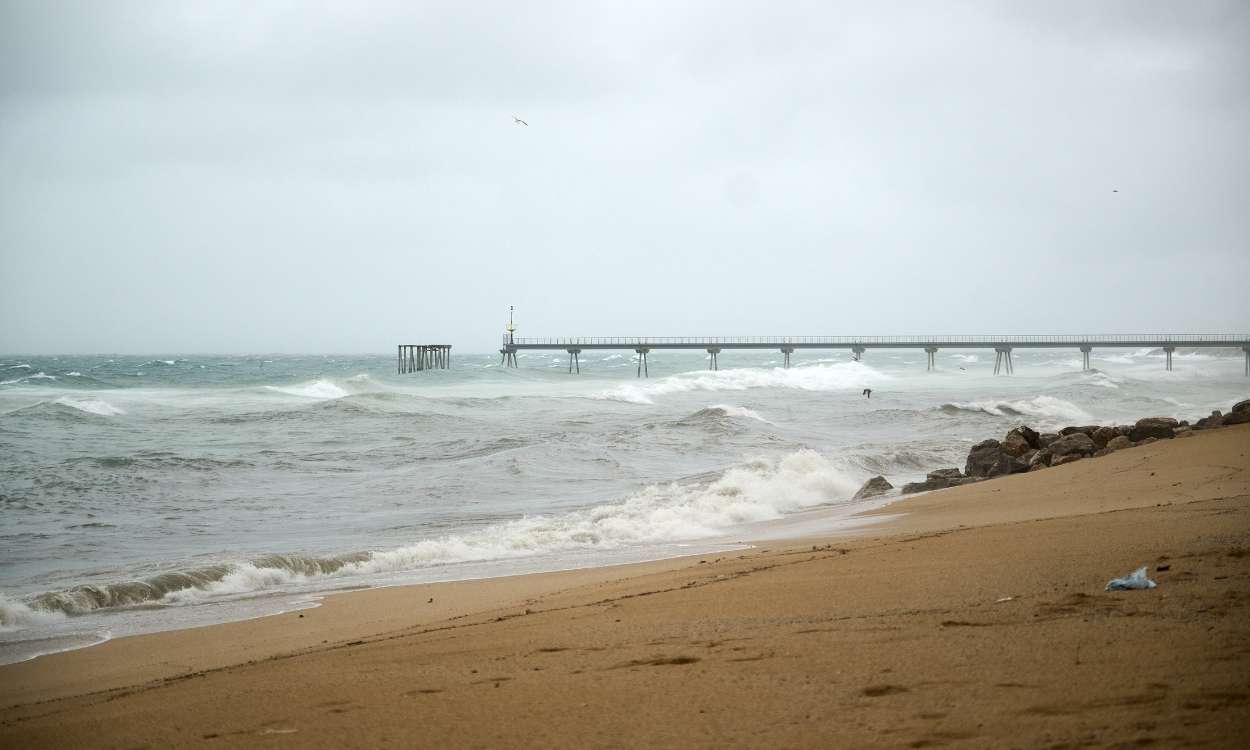 Oleaje en la playa de Badalona afectado por las lluvias. EP