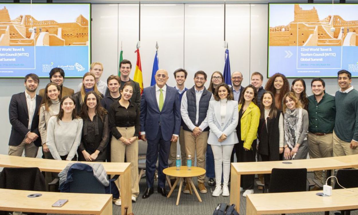 El embajador de Arabia Saudí en España, Azzam bin Abdul Karim Al Gain, junto a los alumnos de la IE University
