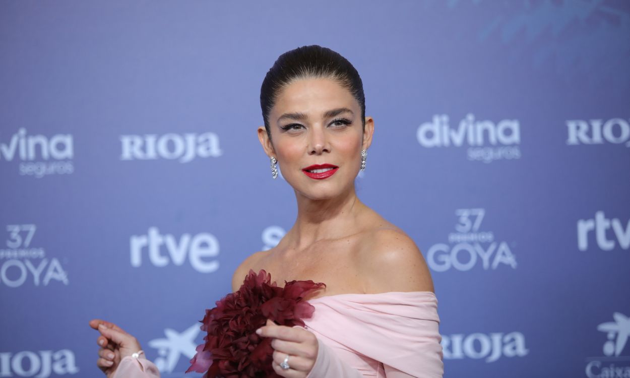 La actriz Juana Acosta posa en la alfombra roja previa a la gala de la 37 edición de los Premios Goya. EP