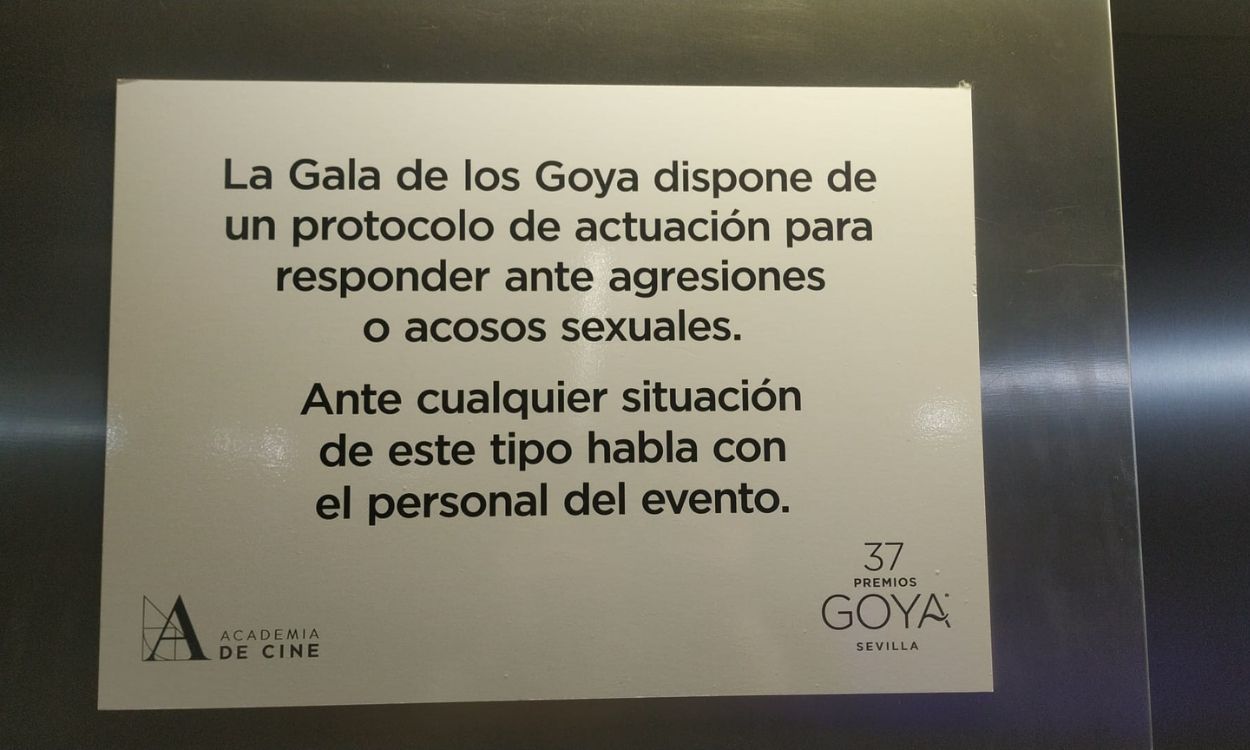 La Academia de Cine coloca carteles en el Fibes de Sevilla donde tendrá lugar la 37 gala de los Goya para prevenir agresiones y casos de acoso