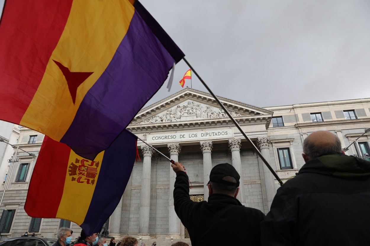 Imagen de recurso de un hombre sujetando una bandera republicana. EP.