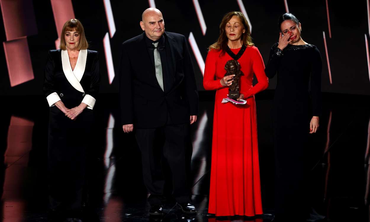 La actriz Carmen Maura; el hijo de Carlos Saura, Antonio; su mujer Eulalia y su hija Anna, recogen el Goya de Honor 2023 por Carlos Saura. EP