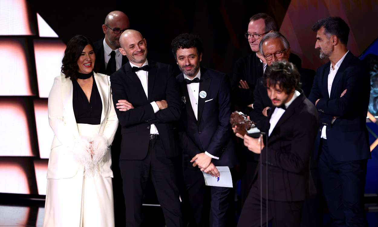 Los productores de 'As bestas' y su director Rodrigo Sorogoyen (c) reciben el Goya a mejor película, en la 37 edición de los Premios Goya. EP
