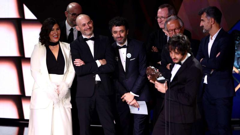 Los productores de 'As bestas' y su director Rodrigo Sorogoyen (c) reciben el Goya a mejor película, en la 37 edición de los Premios Goya. EP