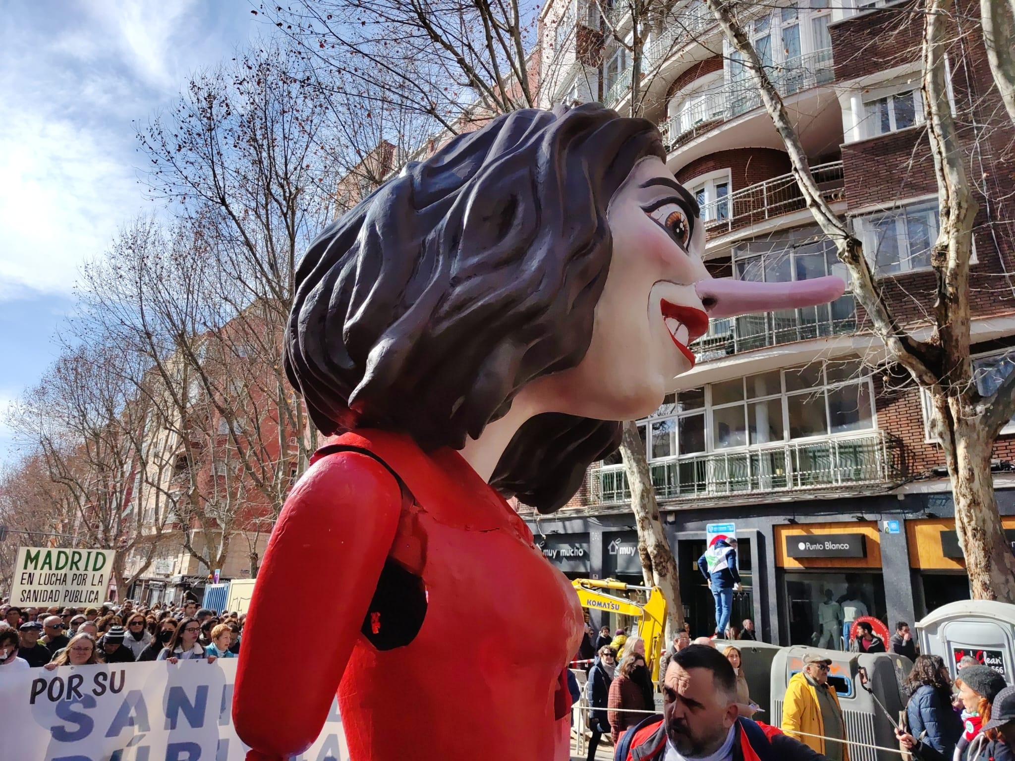 Caricatura de Isabel Díaz Ayuso en la manifestación por la sanidad