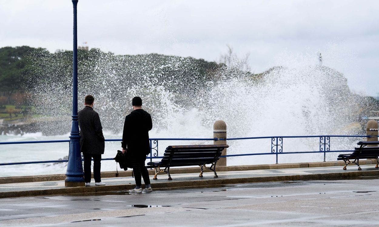 Dos personas observan el oleaje en el puerto de Santander, Cantabria (España). EP