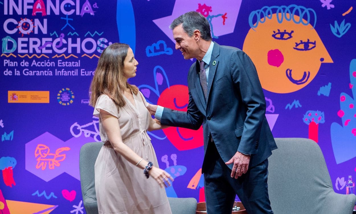 La secretaria general de Podemos y ministra de Derechos Sociales y Agenda 2030, Ione Belarra, y el presidente del Gobierno, Pedro Sánchez.
