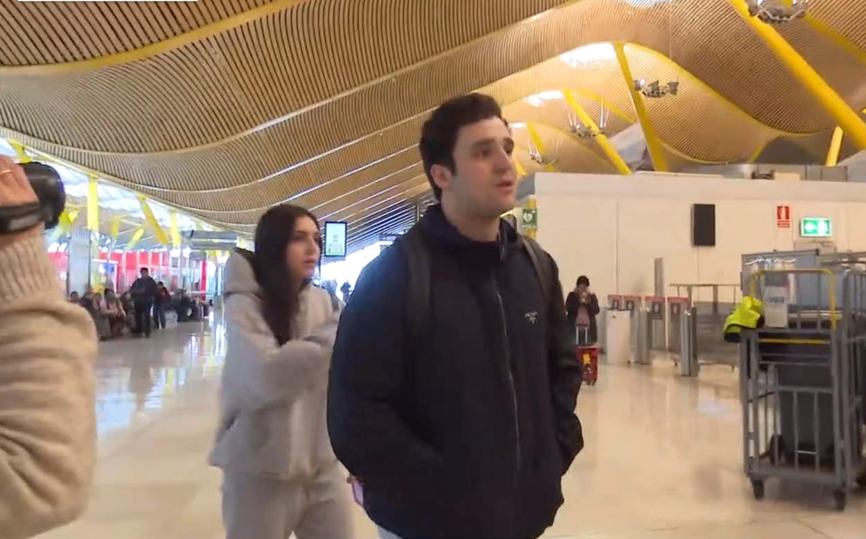 Froilán y Belén Perea en el aeropuerto de Barajas
