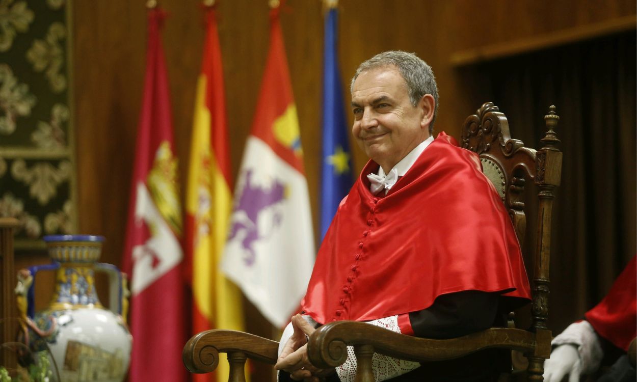 El expresidente del Gobierno José Luis Rodríguez Zapatero durante el acto en el que ha sido nombrado Doctor ‘Honoris Causa’ por la Universidad de León (ULE). EP.