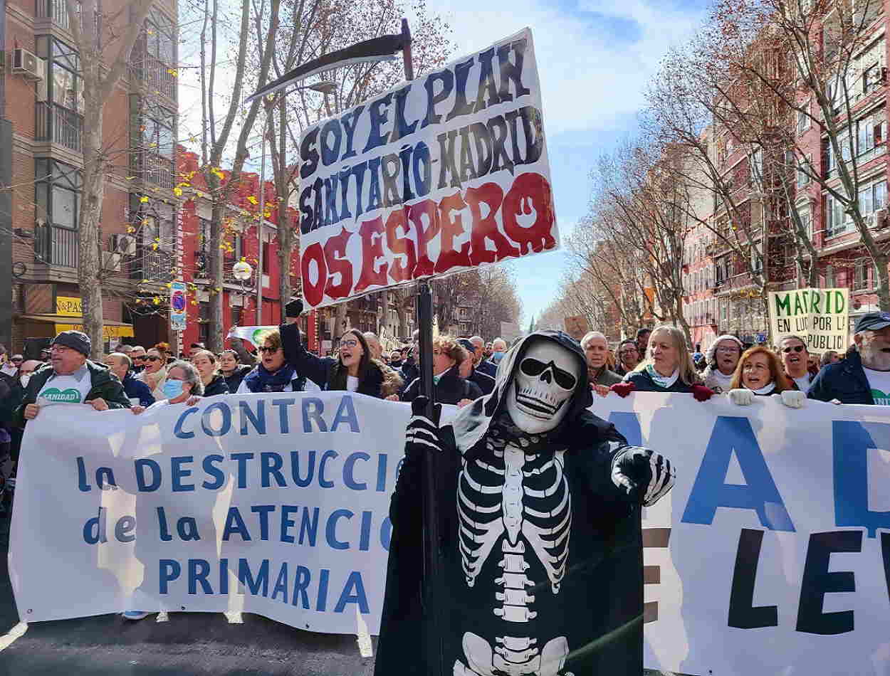 Un grupo de manifestantes en la marcha contra la gestión sanitaria de Ayuso del pasado 12 de febrero. ElPlural