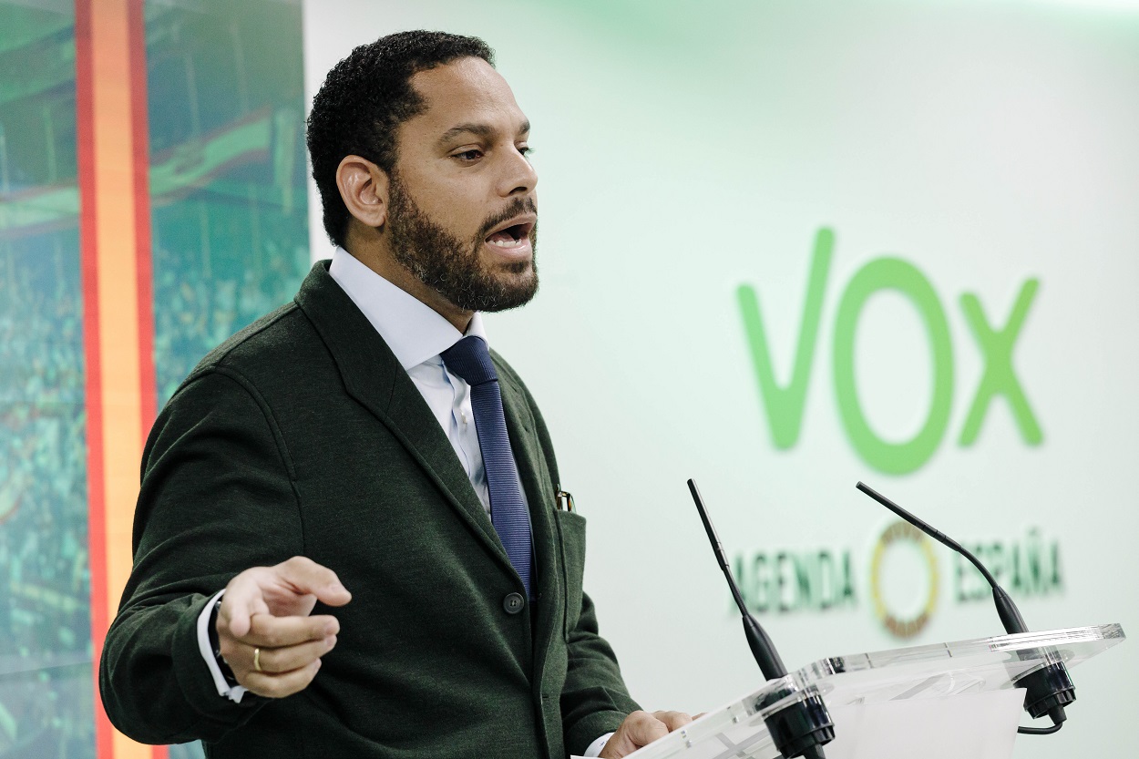 El secretario general de Vox, Ignacio Garriga, en la rueda de prensa de este lunes. EP.