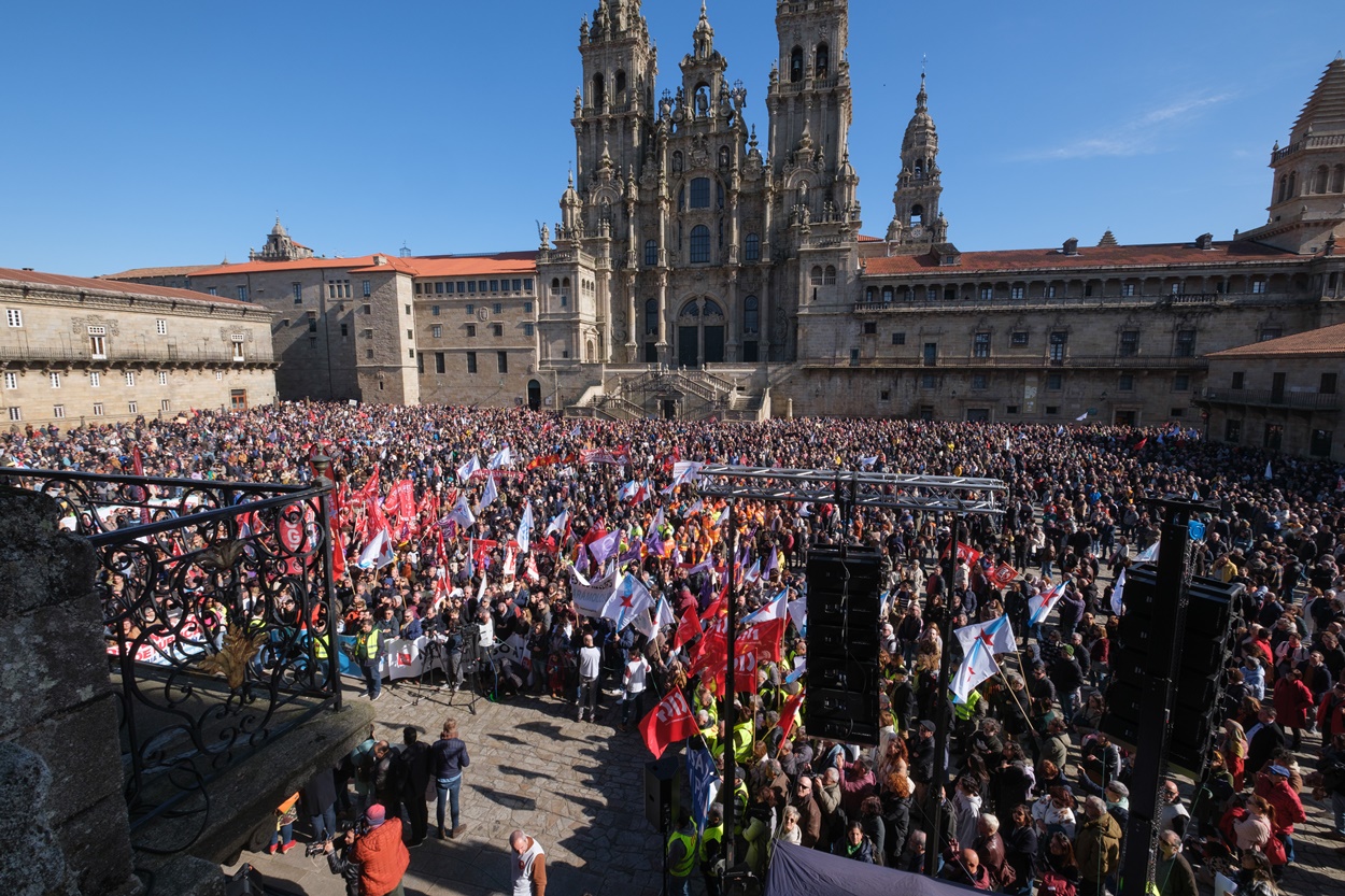 Imagen de la Plaza del Obradoiro ayer durante la marcha a favor de la sanidad pública gallega (Foto: Europa Press).