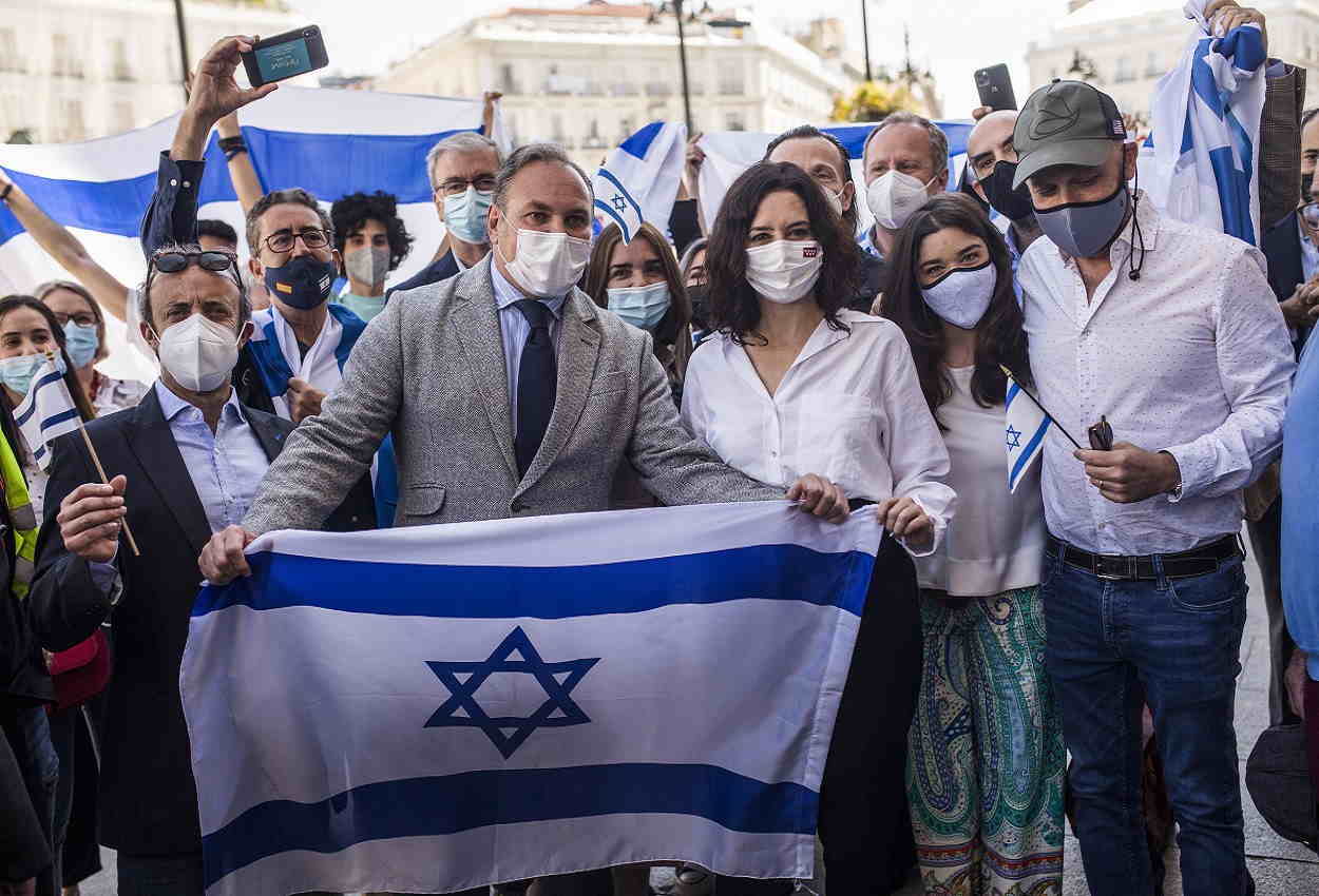 La presidenta de Madrid, Isabel Díaz Ayuso, posa con la bandera de Israel (2021). EP